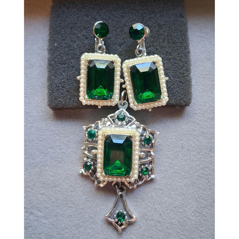 Emerald green glass rectangle pendant w/faux seed pearls & screw back dangle dro